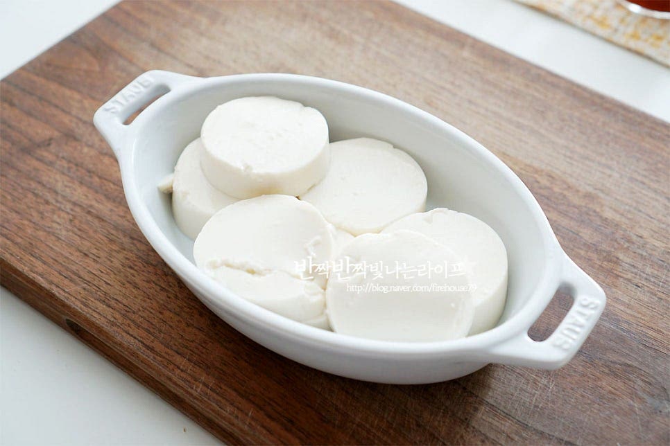 전자레인지 용기에 먼저 두부를 담아줍니다. 순두부 그라탕은 먹기 좋게 자른 재료를 그대로 담아 요리해 주기만 하면 되어요. 정말 초간단하죠~ 토마토소스 3 큰 술 듬뿍 그 위로 넓게 발라줍니다. 기본 소스를 준비해 주었는데 입맛에 따라 라구 소스, 아라비아따소스 등 다양하게 곁들이면 더 맛있게 즐길 수 있답니다. 그 위로 양파와 양송이버섯, 베이컨을 올려줍니다. 다시 소스를 발라주어요. 소스를 겹겹이 나누어 넣어주면 재료와 골고루 어우러져요^^ 마지막으로 모짜렐라치즈를 좋아하는 만큼 넉넉하게 올려주어요. 그라탕은 역시 많이 들어가야 쭈욱 늘어나는 맛이 있죠~