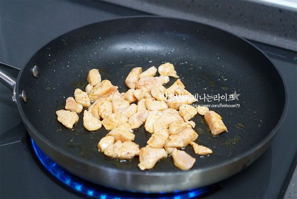 팬에 올리브오일 약간 두르고 밑간해둔 고기를 볶아 익혀줍니다. 고기가 익으면 양파와 파프리카도 같이 넣고 볶아줍니다. 양파가 투명해지면 토마토소스 3 큰 술 듬뿍 넣어줍니다. 간을 보고 소금으로 간을 해주어요. 기호에 따라 바질, 오레가노와 같은 허브를 곁들여도 맛나답니다^^