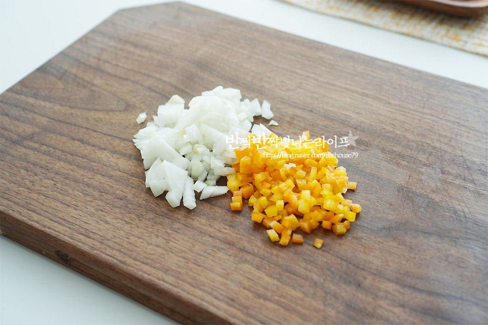 양파와 파프리카는 잘게 썰어줍니다. 씹히는 식감을 살리고 싶다면 채를 썰어 준비해 주어요. 방울토마토는 꼭지를 제거한 뒤 잘게 썰어주었어요. 큰 토마토의 경우 1/2개 준비해 주세요. 닭고기는 신선한 것이라 그대로 한 입 크기로 썰어주었어요. 냉장 또는 냉동실에 넣어두었다면 잠길 정도로 우유를 부어 10분 정도 담갔다 요리해 주어요. 소금, 후추 약간 파프리카 파우더 1 작은 술 넣어 밑간을 하여줍니다. 파프리카 파우더가 없다면 소금, 후추로만 밑간해줍니다.