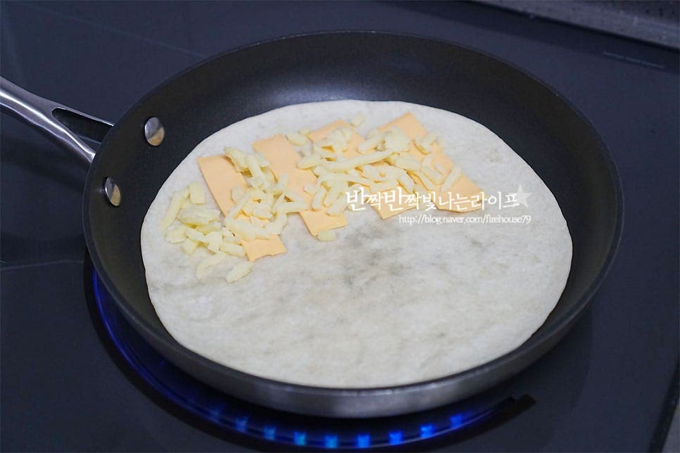 팬에 식용유 아주 약간을 두른 뒤 키친타월로 코팅하여 줍니다. 그 위에 또띠아를 올린 뒤 체더치즈와 모차렐라치즈를 올려줍니다. 모차렐라치즈는 재료가 또띠아와 어우러질 정도로만 넣어주었어요. 불은 중약불로 해주었어요. 볶아 만든 소스를 올려줍니다. 너무 많이 넣으면 가장자리로 넘쳐버리니 가장자리 여유 공간을 남기고 올려줍니다. 할라피뇨를 올려줍니다. 빠질 수 없는 게 바로 할라피뇨 아니겠어요. 재료와 정말 잘 어울리는 맛의 포인트 인 것 같아요~ 그 위로 피자치즈를 듬뿍 올려주어요. 그리고 반으로 접어 구워줍니다. 안에 치즈가 녹고, 겉이 바삭바삭해질 정도로 중불에서 구워주었어요. 노릇노릇 바삭하게 구워지면 먹기 좋게 3등분으로 잘라 그릇에 담아줍니다. 후다닥 간단하게 만들면 밖에서 먹는 것 못지않은 비주얼과 맛이랍니다. 만들기 영상을 같이 보시면 조금 더 쉽게 따라 만드실 수 있답니다. 뜨거울 때 호호 불어서 먹음 치즈가 쭈욱 늘어나는 맛이 있어요. 바삭바삭한 식감 사이로 치킨의 담백한 감칠맛과 토마토의 어우러짐이 매력 넘친답니다. 퀘사디아 만들기 닭가슴살요리로 치킨의 식감을 살려 든든하게 만들어 드셔보세요. 치즈와 소스의 조합에 자꾸만 손이 간답니다. 맛있게 만들어 드세요^^ 끄읕 !