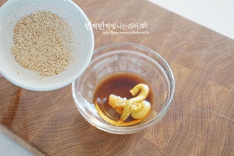 알싸하게 매운향을 더해주는 연겨자 소스는 재료의 풍미를 더욱 풍성하게 해주는데요. 연겨자 1/2 큰 술, 식초 1 작은 술 설탕 1/2 작은 술, 간 마늘 1/2 작은 술 양조간장 2/3 작은 술, 간 통깨 1/2 큰 술 소금 한 꼬집을 넣어줍니다. 간에 따라 신맛과 단맛을 조절하여 주고, 간 깨를 넣어주면 고소하게 잘 어우러진답니다. 연겨자가 덩어리지지 않게 잘 풀어줍니다. 먹음직스럽게 소스와 같이 담아줍니다. 하나씩 집어먹기 좋게 만들어 밥반찬은 물론 손님초대 음식이나 별미 요리로 즐겨먹기에도 좋아요. 영상도 같이 담았어요. 쌈무와 훈제오리, 채소를 넣고 부채꼴 모양으로 만들어 완성하는 간단한 레시피로 아삭하고 산뜻하게 완성했어요. 훈제오리 무쌈말이 만드는 법 색색의 먹음직스러운 채소와 쌈무, 오리고기를 넣고 맛있게 요리해 드세요. 끄읕 !