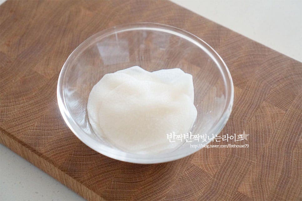 신맛과 단맛의 단촛물에 절여진 쌈무는 그대로 먹어도 아삭하고 개운하죠. 절여진 상태이므로 체에 밭쳐 물기를 털어줍니다. 수분을 꼭 짜면 싱거워질 수 있으며 너무 물기가 많아도 물이 생기기 쉬워요. 무쌈말이 속재료는 먹기 좋도록 모두 채를 썰어 준비해 줍니다. 깻잎은 식초물에 담가 헹구어 물기를 털고 꼭지를 잘라내고 반으로 잘라줍니다. 쌈무와 어우러지도록 크기가 너무 크지 않은 게 좋아요. 오이는 물이 생기는 씨 부분을 제외하여 껍질 부분으로 돌려깍기한 뒤 곱게 채를 썰어주고, 파프리카는 꼭지와 심지, 씨를 잘라낸 뒤 채를 썰어줍니다. 보기좋은 것이 먹기도 좋다고 색깔을 종류별로 넣어주면 먹음직스럽답니다. 무순도 살살 흔들어 씻은 뒤 물기를 털어 준비해둡니다.