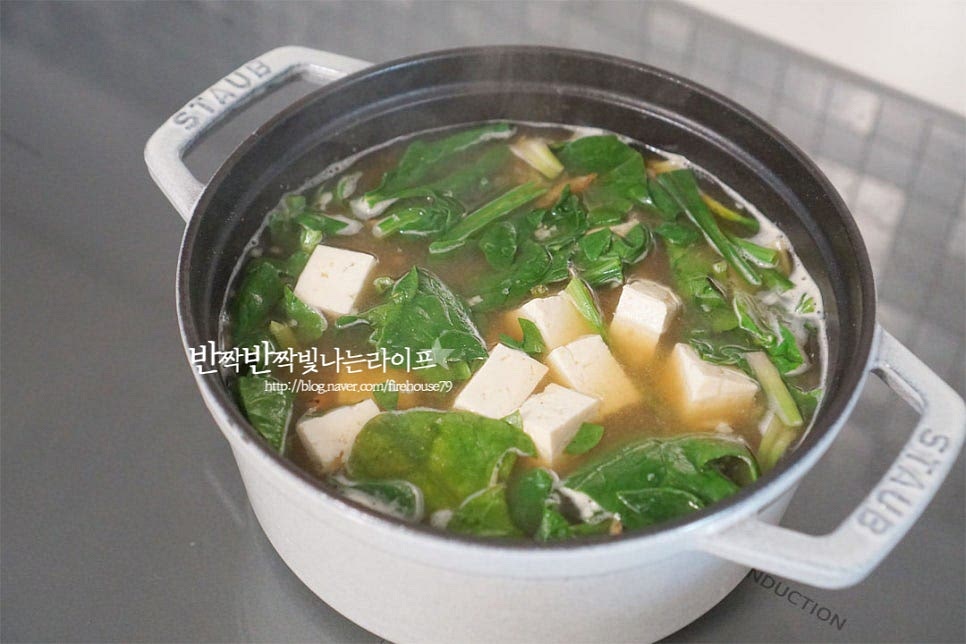 시금치만 넣기보다 두부를 같이 넣어주면 부족한 영양을 채워주어 푸짐하고 든든하게 요리할 수 있어요. 한소끔 끓인 뒤 대파를 넣고 마무리해요. 매콤 칼칼한 맛을 더하고 싶다면 고춧가루나 고추장 또는 청양고추를 송송 썰어 넣어도 좋습니다. 시금치두부된장국은 너무 간간하지 않게 짠맛을 조절하여 집된장을 풀어주고, 참치액이나 액젓을 약간 더해 감칠맛을 살려 양념하면 깔끔하고 부담 없이 먹기 좋습니다. 겨울 채소의 맛을 가득 담은 국요리랍니다. 영상도 같이 담았어요. 육수에 된장을 곱게 풀어준 뒤 몇 가지 양념재료와 함께 시금치, 푸짐한 두부까지 넣고 한소끔 끓여 완성하는 간단하게 만들 수 있는 레시피로 추운 아침에 뜨끈한 국 한 그릇으로 챙겨 먹기에 좋습니다. 건새우 시금치 된장국 만드는법 구수하고 깊은 맛을 살려 맛있게 요리해드세요. 끄읕 !