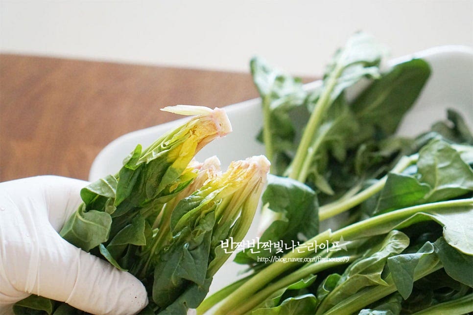 겨울 시금치는 달고 맛있어서 무침이나 볶음을 만들어도 맛있지만 따뜻하게 국에 넣어먹음 별미인데요. 붉은색의 뿌리는 영양이 풍부하며 달큰하게 맛이 좋아 살려서 손질해 주면 좋습니다. 겉껍질을 살짝 긁어낸 뒤 먹기 좋게 줄기를 분리해 주었습니다. 입맛에 따라 뿌리 부분을 잘라내어 주셔도 되고요. 생각보다 흙이 많이 묻어나기 때문에 줄기 사이사이 꼼꼼하게 세척해 주어야 흙내가 나지 않게 요리할 수 있는데요. 잠기도록 물을 부어 살살 흔들어 준 뒤 흐르는 물에 한 번 더 헹구어 줍니다. 길이에 따라 한입에 떠서 먹기 좋도록 잘라줍니다. 시금치된장국을 끓일 때 데친 뒤 요리하는 방법도 있는데 많은 양을 요리하는 것이 아니라 오늘은 간단하게 바로 넣고 끓여주었습니다. 두부는 한입에 먹기 좋게 네모나게 자르고 대파는 어슷하게 썰어줍니다. 보리새우도 체에 밭쳐 잔가루를 가볍게 털어줍니다.