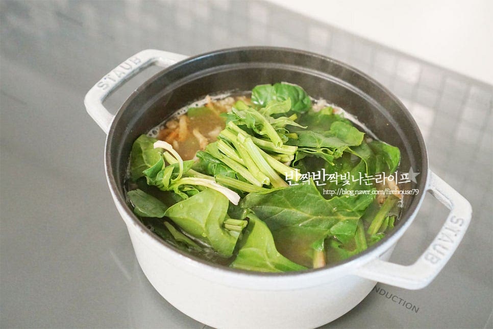 재료가 어우러지면서 다시 끔 끓어오르면 주재료를 넣어줍니다.