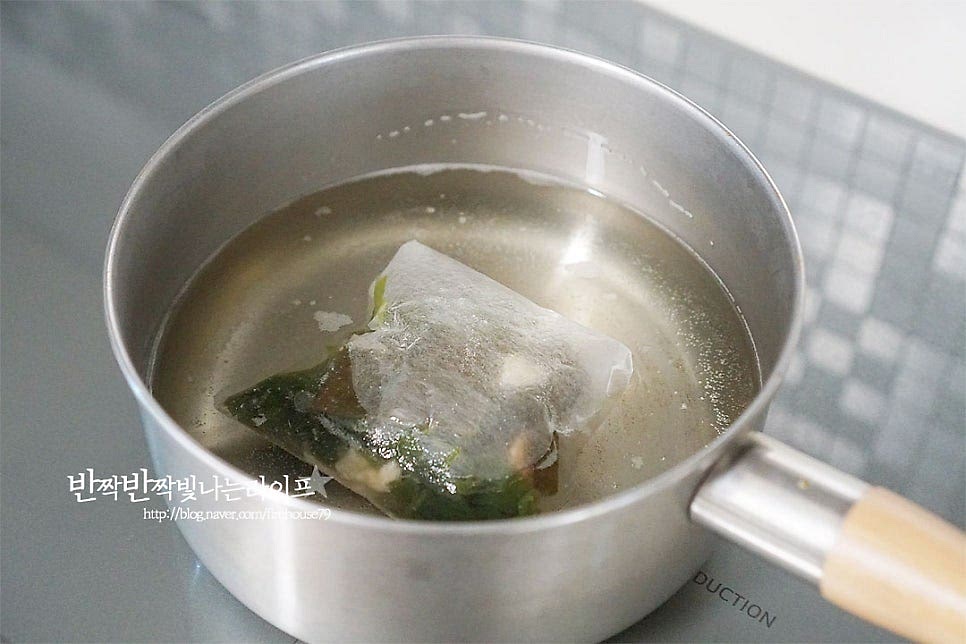 냄비에 찬물 800ml 붓고 다시팩을 넣어 5분 우려준 뒤 불을 켜고 끓어오르면 중약 불로 낮추어 10분 더 우려줍니다. 멸치, 다시마, 건새우, 무, 대파 등을 넣고 진한 멸치 국물을 우려 주어도 되지만 간단하게 다시 팩을 활용하면 손쉽게 국수를 만들 수 있어요. 오래 끓이면 되려 쓴맛이 날 수 있어 육수가 우러나면 다시팩은 건져냅니다. 국간장 1 큰 술, 참치액 1/2 큰 술 천일염과 후추 약간 넣고 밑간해주어요. 간은 입맛에 맞게 가감해주며 잔치국수 양념장을 넣어 먹을 것이라 너무 짜지 않게 해주세요. 팔팔 끓으면 채 썰어둔 채소와 어묵을 넣어요. 기본 레시피대로라면 각각의 고명을 볶아 따로 준비하여 만들어야 하지만 1인분 간단한 요리로 만들 땐 한 번에 넣고 끓여주면 된답니다. 다시 파르르 끓어오르면 달걀물을 넣고 끓여줍니다. 어묵이 불지 않도록 2~3분 끓여주었습니다.