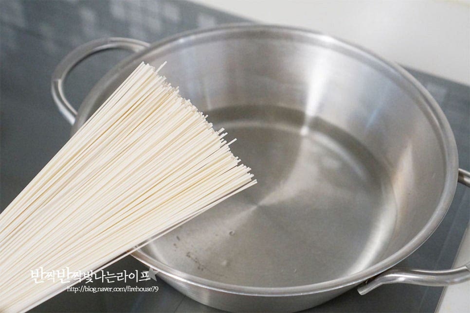 얇은 소면을 준비했어요. 보통 1인분 기준 100~110g 삶아주면 되어요. 냄비에 물 1L 붓고 끓으면 면을 풀어 넣어줍니다. 바닥에 눌어붙지 않도록 저어가며 삶아줍니다. 봉지에 적힌 시간대로 3분~3분 30초 삶아줍니다. 팔팔 끓어오르면 찬물을 넣고 온도차를 주어 더 쫄깃하게 해줍니다. 두세 번 찬물을 부어주었어요. 탱글탱글한 식감을 위해 익은 소면은 찬물에 흔들어 헹구어준 뒤 물기를 탈탈 털어 그릇에 담아주고 그 위로 만들어둔 국물을 부어주어요.