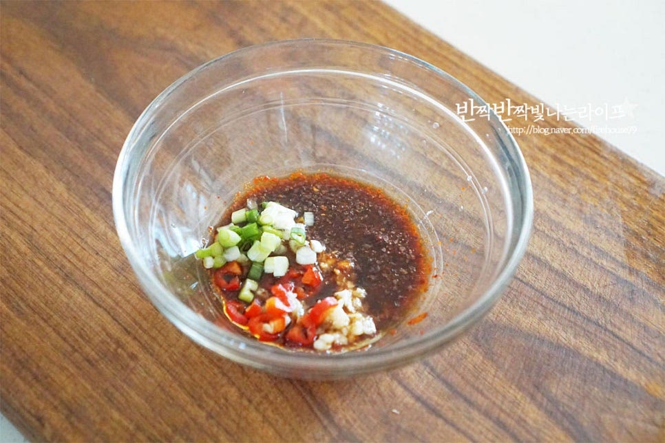 깔끔한 멸치국수 만드는 법 감칠맛을 더해줄 잔치국수양념장을 만들어요. 다진 쪽파와 고추를 넣어주면 매운맛이 더해져 맛이 좋아요. 양조간장 1½ 큰 술, 국간장 1/2 큰 술 고춧가루 1/2 큰 술, 다진 마늘 1 작은 술 매실액 1/2 작은 술, 올리고당 1/4 작은 술 참기름 1/2 큰 술, 통깨 약간 넣어줍니다. 골고루 잘 섞어줍니다. 국간장을 같이 섞어 넣으면 감칠맛이 더 풍부하게 어울려요. 그릇에 먹음직스럽게 담아줍니다. 양념장은 입맛에 따라 올려주고 슥슥 섞어서 먹음 된답니다. 영상도 같이 담았어요. 깊은 맛 멸치육수와 고명, 양념장만 준비하면 되는 간단 레시피로 뜨끈하고 든든하게 만들었어요. 쫄깃한 면발이 진한 감칠맛과 어우러져 별미 메뉴랍니다. 잔치국수 만들기 맛있게 요리해 드세요^^ 끄읕 !