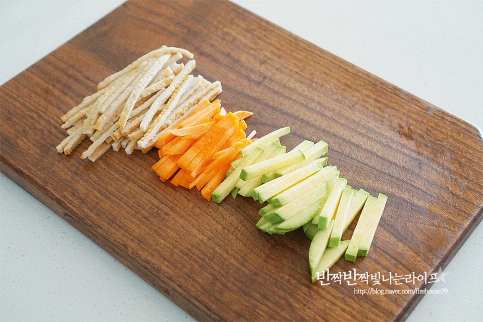 고명으로 어묵, 당근, 애호박을 준비했어요. 냉장고 속 자투리 야채를 활용하시면 되는데요. 어묵이 들어가면 분식집 스타일 멸치국수처럼 감칠맛이 더해진답니다. 면과 잘 어울리도록 채를 썰어줍니다. 호박은 금방 익어 조금 더 굵게 잘랐어요. 달걀은 소금 한 꼬집 넣고 곱게 풀어둡니다.