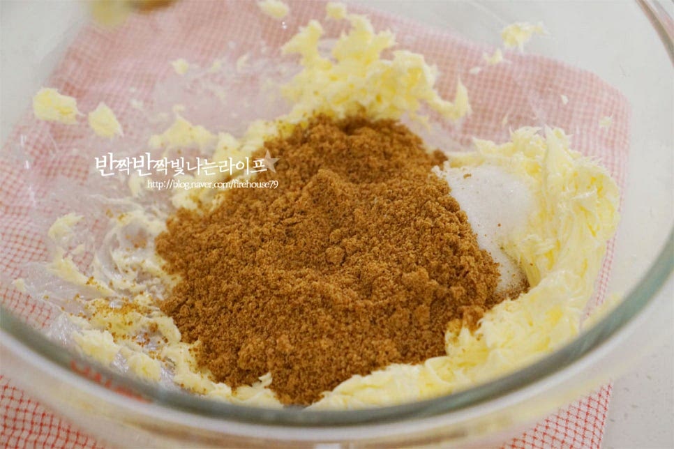 버터는 주걱으로 정돈한 뒤 백설탕 30g, 흑설탕 70g을 넣어줍니다. 두 가지 종류의 설탕을 넣고 르뱅쿠키의 식감을 살려줍니다. 재료가 어우러지도록 섞어줍니다. 크림화하여 섞을 필요없이 고르게 섞이도록 해주는데요. 설탕이 녹아버리면 퍼질 수 있으니 만져보았을 때 입자가 만져지는 정도로 녹지않게 섞어주세요.