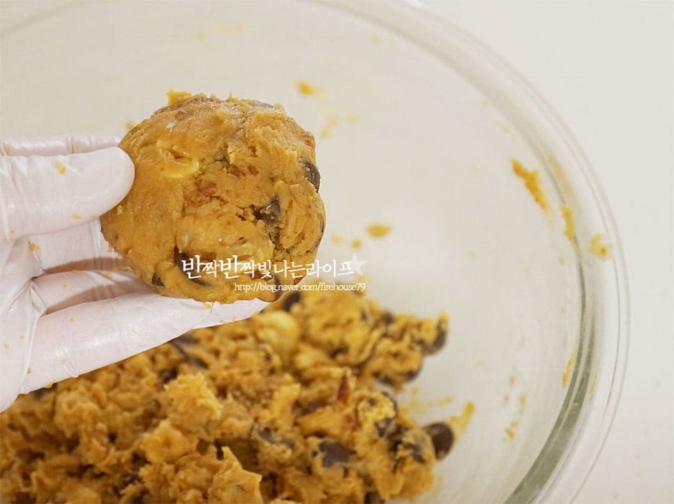 냉장고에서 한 시간 휴지한 뒤 반죽을 꺼내면 조금 더 단단한 느낌이 드는데요. 75g 정도 크기로 소분해주었습니다. 동그란 모양으로 빚은 뒤 일정한 간격을 두고 팬닝합니다. 퍼지기 쉬운 쿠키이기 때문에 손의 열로 인해 반죽이 녹지않게 차가운 상태를 유지하여 팬닝해주세요. 190도 예열한 오븐에 넣고 175~180도 13~15분 구워줍니다. 오븐의 사양에 따라 온도와 시간은 조절해요. 간격을 두고 구워서 동그랗게 잘 만들어졌어요. 뜨거울 때는 부서지기쉬우니 한 김 식혀 식힘망에 올려 식혀주면 됩니다.