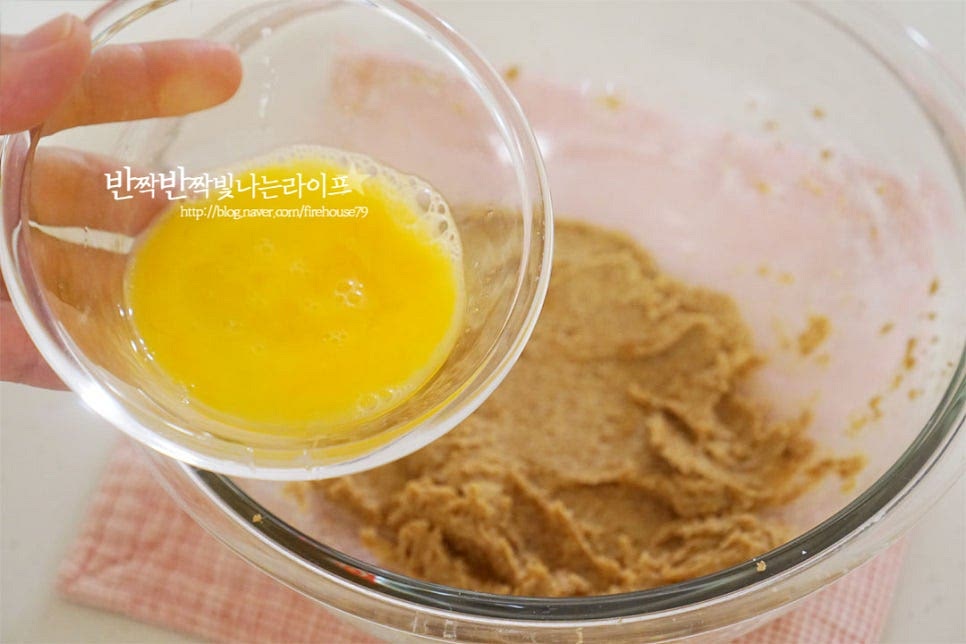 달걀 1개는 미리 꺼내두어 반죽이 분리되지않게 실온 상태로 준비합니다. 1개를 깨뜨리니 대략 51g 정도였습니다. 실온의 달걀물은 2~3번 정도 나누어 섞어줍니다. 분리되지 않도록 1/3분량씩 넣고 분리가 생기지 않게 해줍니다. 만약 분리가 생겼다면 준비해둔 박력분을 조금 넣으면 분리현상을 막을 수 있습니다. 중속으로 분리없이 섞어 반죽해요.