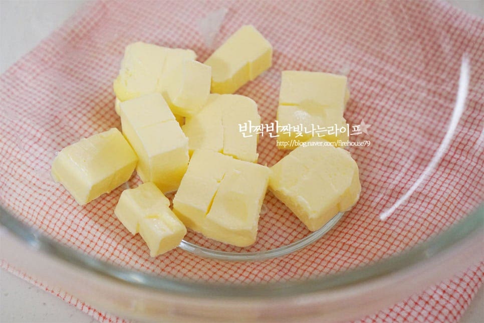 무염버터 100g은 차가운 상태로 준비합니다. 차가운 버터로 반죽을 만들어 바삭한 식감을 살려주는데요. 큐브 모양으로 잘라 담은 뒤 냉기가 있으면서 손가락으로 눌러보았을 때 자국이 남는 정도입니다. 휘핑기로 가볍게 풀어줍니다. 과하게 휘핑하게 되면 오히려 쿠키가 퍼지기 쉬우니 뭉친 것을 가볍게 풀어주세요.