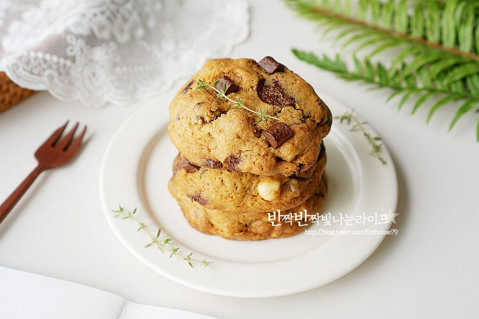 두툼하게 구워진 르뱅쿠키는 두께만큼이나 오독오독 견과류와 달콤하게 퍼지는 초코칩이 맛이 좋습니다. 식감과 맛, 풍미의 밸런스가 잘 어우러져요. 오늘은 초코 르뱅쿠키 만들기 했는데 기본 홈베이킹 레시피를 참고하여 재료를 다채롭게 더해 만들어도 좋습니다. 달달한게 커피랑 같이 당충전을 하거나 아이간식으로 만들면 모두가 좋아한답니다. 초코쿠키나 견과류를 좋아한다면 맛이 없을 수가 없어요. 르뱅쿠키 레시피를 따라 맛있는 베이킹을 즐겨보세요. 끄읕 ! ps. 머랭쿠기 레시피는 아래에서!