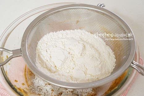 박력분 55g, 중력분 100g 베이킹소다 2g, 베이킹파우더 2g 옥수수전분 4g, 소금 1g을 계량하여 체에 곱게 내려줍니다. 중력분과 박력분을 섞어주면 바삭하면서 묵직한 느낌의 르뱅쿠키를 만들 수 있습니다. 중력분만 사용해주셔도 됩니다. 주걱을 세워서 자르듯이 섞어주는데 날가루가 약간 보이는 정도 80% 정도 섞어요.