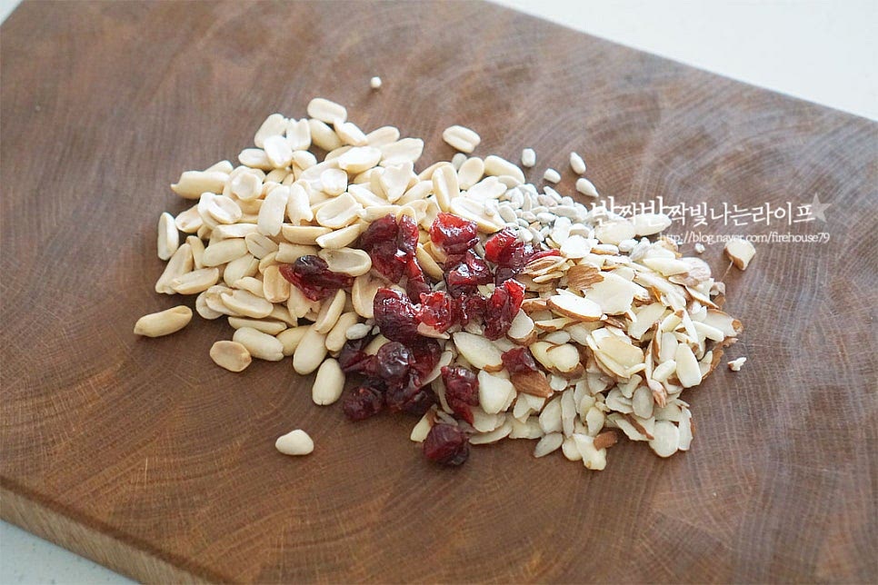 퍼핑콩과 어우러질 수 있도록 준비한 견과, 건과일은 다져 썰어줍니다. 잘게 자르면 모양내기도 좋고 고소함도 더 풍부합니다.