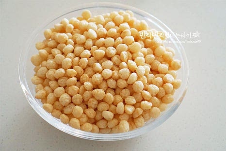 오란다의 주재료인 퍼핑콩 200g 정도를 준비했습니다. 16~18개 정도 만들 수 있는 양입니다. 밀가루 또는 쌀가루를 알알이 튀겨서 만든 것으로 시럽을 끓여 달콤하게 뭉쳐 만든답니다. 저는 쌀퍼핑콩으로 오란다 만들었어요. 견과류와 건과일은 다양하게 넣어 만들 수 있는데요. 땅콩이나 아몬드가 들어가면 오독오독 식감과 고소한 풍미를 더하고 건과일로는 새콤달콤한 크랜베리를 준비했습니다. 호박씨나 구운 피칸, 건포도 등 같이 넣고 만들면 먹는 맛이 더욱 좋습니다.