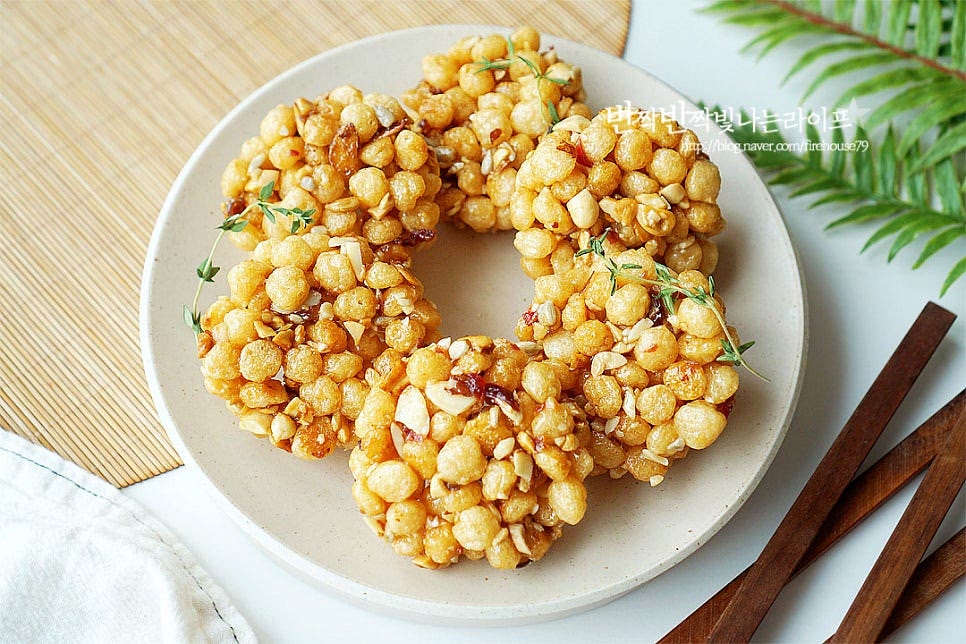 조청과 버터가 들어가 촉촉한 식감으로 완성되었습니다. 식힌 뒤 선물할 때는 개별 포장해 주고 냉장고에 보관해두고 꺼내 먹음 됩니다. 퍼핑콩만으로 만들어도 되지만 견과류가 들어가면 고소하고 풍성한 맛을 낼 수 있으며 시럽을 끓일 때는 젓지 않고 재료를 섞을 때는 타지 않게 골고루 버무려주면 간단하게 만들 수 있습니다. 수제로 만들어 너무 달지 않고 고소함이 맛있어요. 간식이나 선물용 디저트로 맛있게 만들어드세요. 끄읕 !