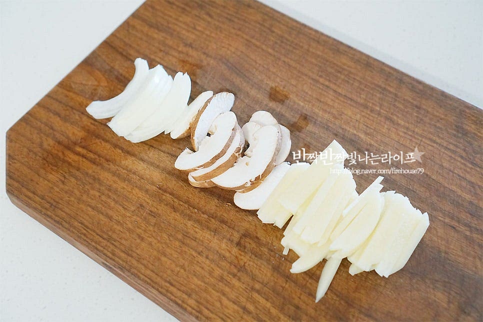 감자는 껍질을 벗긴 뒤 0.5cm 두께로 채를 썰어주고, 표고버섯은 0.3cm로 슬라이스해요. 양파도 채를 썰어 준비해요. 기본 재료 세 가지 이외에 냉장고에 부추가 약간 있어 고명으로 마지막에 올려주었어요. 그 외 당근이나 애호박 등 곁들이는 채소는 기호에 따라 넣으셔도 좋을 것 같아요~ 들깨가루는 특유의 구수한 향이 맛 좋은데요. 마지막에 넣어줄 것이라 따로 담아 준비해둡니다.