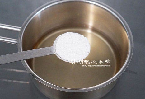 냄비에 멸치 다시마 육수 1컵을 붓고 찹쌀가루 1½ 큰 술을 넣고 뭉치지 않게 잘 풀어 섞어줍니다. 중불로 저어가며 풀어주고 기포가 올라오면서 농도가 걸쭉해지면 불을 끄고 서늘한 곳에 두어 열기를 모두 식혀줍니다.