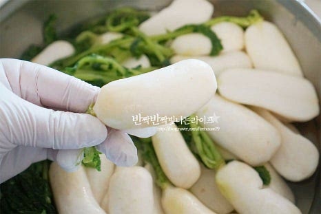대략 1시간 30분 정도 절인 뒤 무를 만져보았을 때 탄력있게 구부려지는 정도로 절여지면 물에 살짝 흔들어 두세 번 헹구어줍니다. 살짝 먹어보고 절여진 상태에 따라 간이 짜다 싶으면 조금 더 헹구어줍니다. 절인 총각무를 헹군 뒤 물기가 잘 빠질 수 있도록 채반에 밭쳐 물기를 빼줍니다. 양념이 착 달라붙을 수 있도록 물기 제거는 꼭 해줍니다.
