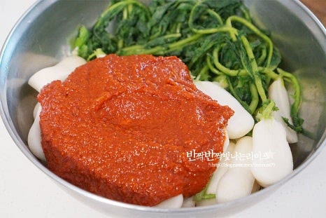 물기를 뺀 총각무에 만들어둔 양념을 골고루 버무립니다. 무의 간에 따라 소금이나 액젓을 조절해 간을 맞추면 됩니다. 쪽파도 함께 넣고 버무려 완성합니다. 밀폐통에 차곡차곡 담고 하루 정도 서늘한 실온에서 숙성한 뒤 냉장고에 보관해 줍니다.