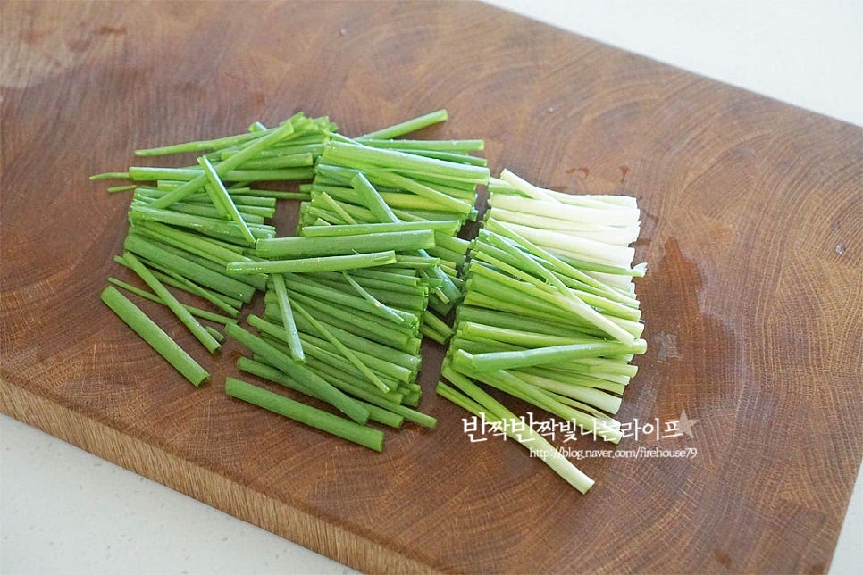 쪽파는 5cm 정도 길이로 썰어서 준비합니다.