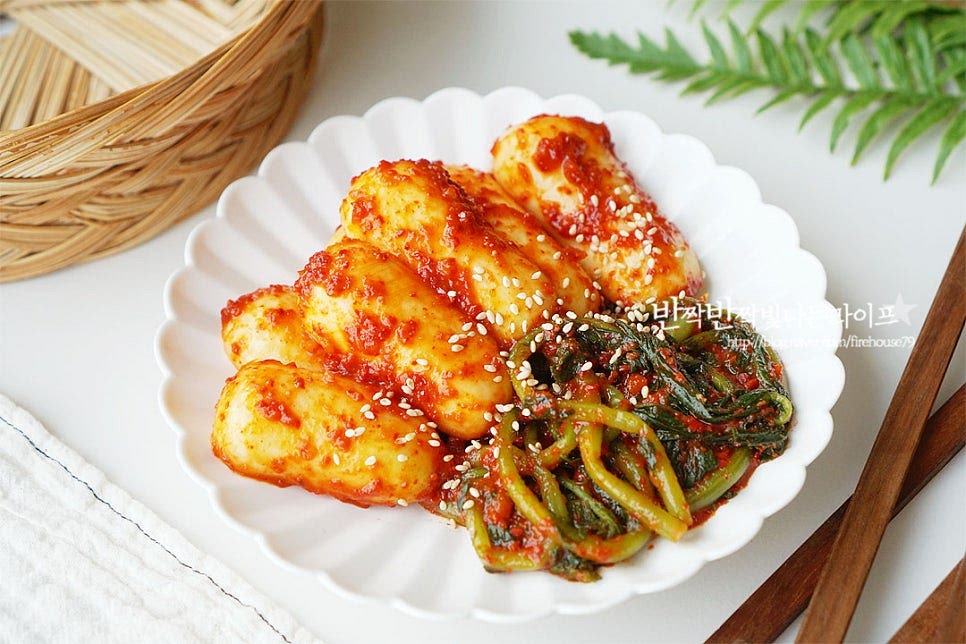 맛있게 완성한 김치는 숙성 후 시원하게 먹으면 아작아작 식감과 감칠맛이 좋습니다. 잘 익은 총각김치는 밥 위에 올려서 같이 먹어도 맛있고 라면이나 국수 같은 면 요리와도 잘 어울리죠. 저는 무가 조금 익은 것을 좋아해서 익혀서 먹었더니 역시 가을 알타리무로 만든 김치는 밥도둑입니다. 소금에 절인 뒤 물기를 제거하고 양념에 버무려주면 생각보다 어렵지않게 김치 담글 수 있습니다. 달고 수분이 많은 가을 총각무로 맛있게 총각김치 만들어 챙겨드세요. 끄읕 !