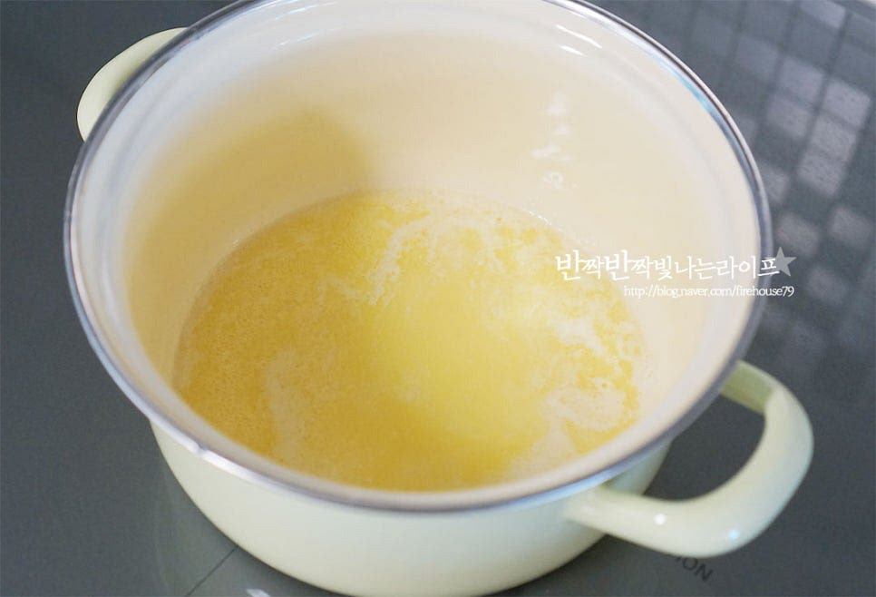 먼저 베사멜소스를 만들어 줍니다. 냄비에 버터를 녹여주어요. 가장자리가 바글바글 끓으면 동량의 밀가루를 넣고 덩어리지지 않게 잘 섞어 볶아줍니다. 갈색빛이 돌게 볶다가 우유를 넣어줍니다. 넛맥 약간, 소금과 후추 약간 넣고 부드럽게 저어줍니다. 걸쭉한 농도가 되면 마무리해요.