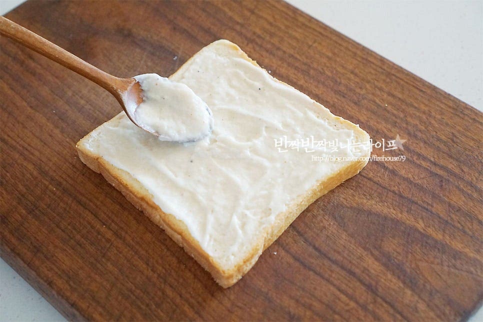 식빵 위에 베사멜소스를 발라줍니다. 사이사이 재료를 쌓아 만들어 줄 것이랍니다~ 슬라이스 햄을 올려주어요. 얇은 편이라 2장 겹쳐서 올려주었습니다. 그 위로 그뤼에르 치즈를 얇게 슬라이스하여 올려줍니다. 그뤼에르가 없다면 일반적인 슬라이스치즈를 넣어주시면 됩니다. 체다나 고다 모두 좋아요. 다시 빵을 올리고 소스를 발라줍니다. 그 위로 다시 햄치즈를 올려줍니다. 마지막 3번째 식빵을 올린 뒤 소스와 모짜렐라 치즈를 올려줍니다. 3단으로 만들어 주었는데 기호에 따라 2단으로 만들어도 좋아요~