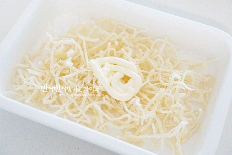 손질한 뒤 마요네즈 1/3컵을 넣고 스며들 수 있도록 버무려줍니다. 준비한 일미가 부드러운 편이라 레시피 정량보다 조금 적게 넣어주었습니다. 마요네즈에 버무린 뒤 양념하면 먹는 내내 촉촉하고 부드럽습니다.