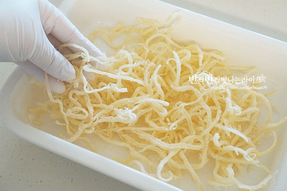 진미채 200g 정도를 준비했습니다. 요즘에는 포장이 잘 돼서 나와서 딱딱하지 않고 부드럽게 먹기 좋은데요. 기본적으로 짭조름한 조미간이 되어있어 그대로 먹어도 맛있고 오늘 알려드리는 고추장 양념에 무침반찬 만들어먹음 밥이랑 먹기 좋습니다. 길이에 따라 한입에 집어먹기 좋도록 가위로 잘라줍니다. 살짝 털어 잔가루도 털어내어 줍니다.