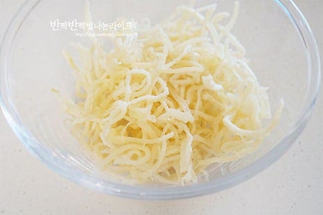 마요네즈에 버무려둔 진미채를 넉넉한 크기의 볼에 담고 끓여둔 양념장을 부어줍니다. 절반 정도 먼저 넣어보고 간에 따라 양을 조절해 무칩니다. 간이 골고루 밸 수 있도록 버무립니다. 먹음직스럽게 무친 뒤 참기름과 통깨를 넣고 마무리 완성합니다. 마지막에 고소한 풍미를 더해준답니다.