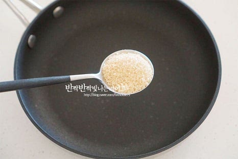 깊은 팬 또는 프라이팬에 고추장 1/3컵, 고운 고춧가루 1/4컵, 황설탕 1/4컵, 조청(물엿) 1/6컵, 물 1/6컵을 넣어줍니다. 고추장맛에 따라 너무 달지 않게 설탕량은 조절해 넣어주고 간에 맞게 양념재료를 가감하면 됩니다. 불 위에 올려 재료를 섞어줍니다. 오래 끓이지 않도 되며 잘 저어가며 설탕이 녹을 정도까지만 끓입니다. 물엿이 들어가서 오래 끓이면 단단해질 수 있습니다.