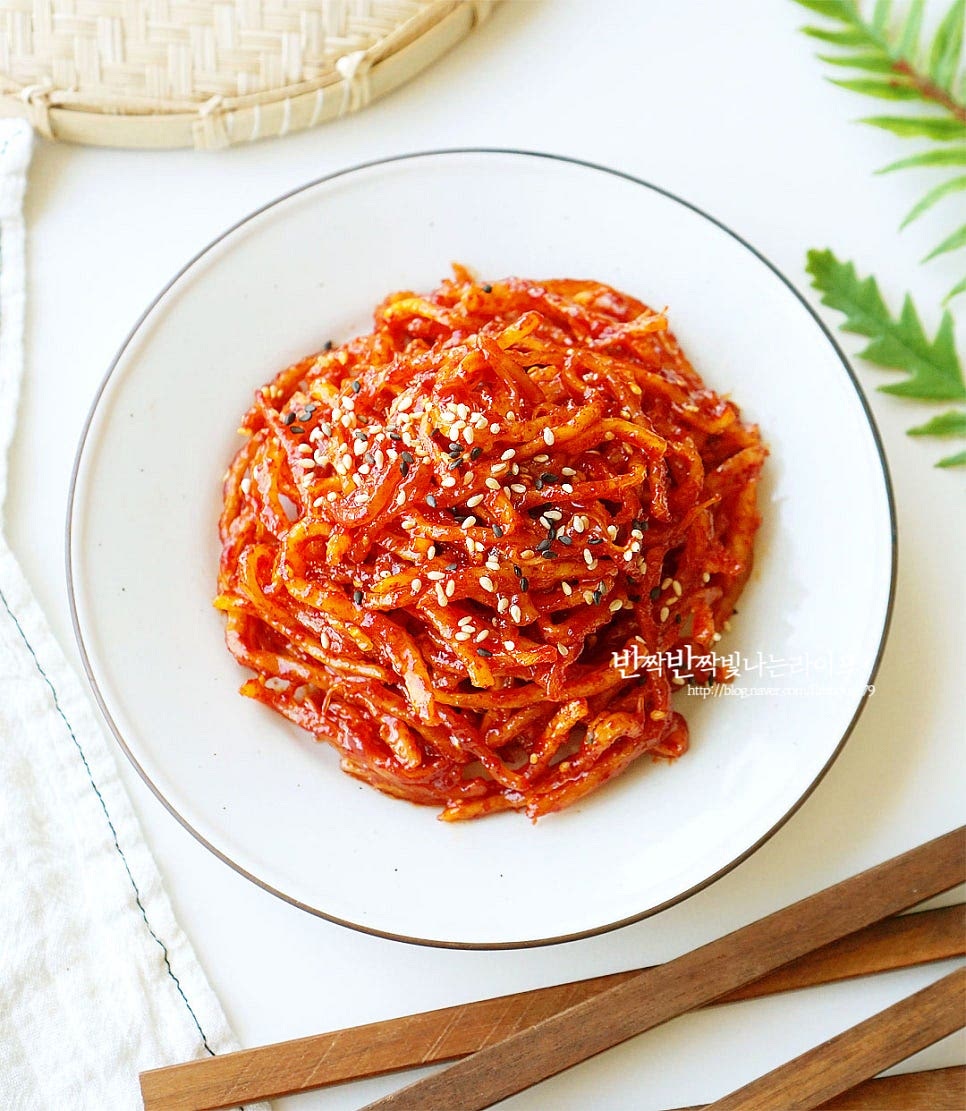 윤기가 반지르르하게 먹음직스럽게 완성입니다. 통깨와 함께 검은깨 약간 뿌려주면 맛있어 보입니다. 한입 먹어보면 쫀득하고 촉촉하면서도 오징어채를 먹을수록 느껴지는 감칠맛과 매콤 달콤 짭조름한 양념이 쏙 배서 맛이 좋습니다. 간단하게 만들면 밥반찬이나 도시락반찬으로 딱 좋답니다. 마요네즈에 버무린 뒤 고추장 양념에 무쳐주면 처음 만들어보는 분들도 부드럽게 완성할 수 있습니다. 레시피를 참고해 맛있는 반찬 만들어드세요. 끄읕 !