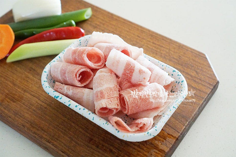 돼지고기는 삼겹살 부위로 준비했어요. 간단하게 냉동실에 있던 냉동 대패 삼겹살인데요. 고기 종류는 앞다리살, 목살 등 얇게 썬 고기로 준비하여 주시면 됩니다. 삼겹살 같이 기름이 있는 부위가 조금 더 고소한 풍미가 좋습니다. 양파와 당근은 채 썰고, 고추와 대파는 어슷 썰어줍니다. 익는 데 시간이 걸리는 당근은 조금 얇게 썰어 주었습니다. 잘 익은 김치는 먹기 좋게 가위로 잘라 준비했어요.