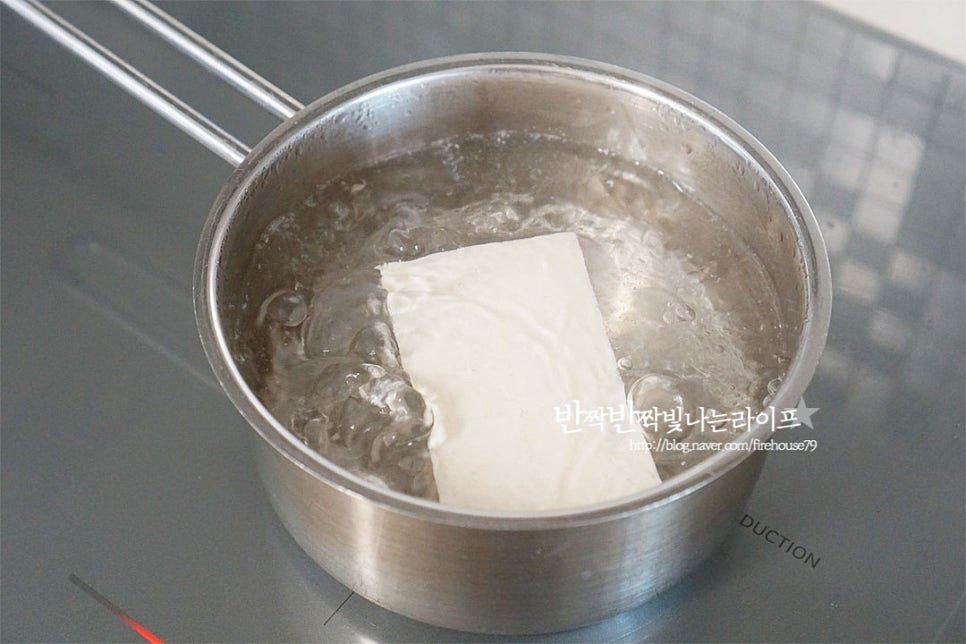 끓는 물에 참기름 약간 넣고 두부를 통으로 데쳐줍니다. 데친 두부는 먹기 좋게 썰어줍니다. 두부김치볶음을 맛있게 담아줍니다. 검은깨 약간 뿌려주면 조금 더 먹음직스러워 보인답니다^^ 영상도 같이 담았어요. 고소하고 담백한 두부는 따뜻하게 데워서 더 보드랍고, 매콤하게 어우러진 두부김치 레시피로 한 접시 푸짐해졌어요. 간단하게 즐겨먹기 딱 좋죠. 두부김치 만드는법 맛있게 만들어 드세요^^ 끄읕 !