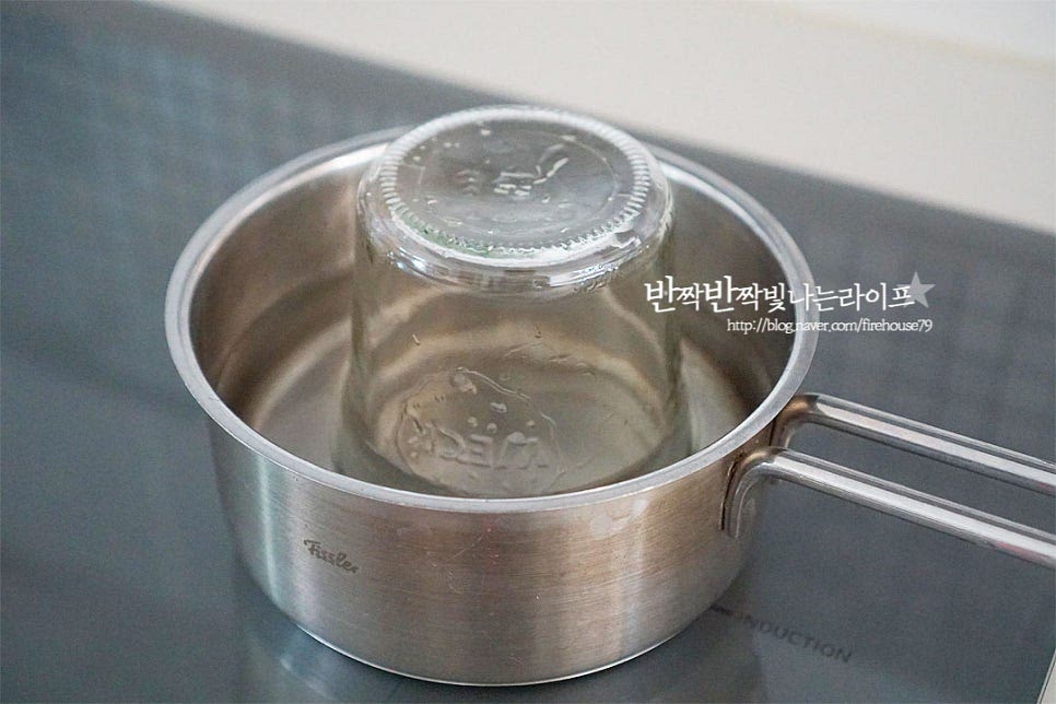 보관한 밀폐 유리병은 열탕소독한 뒤 물기를 건조해 줍니다. 보기에 좋도록 슬라이스 한 조각을 같이 넣고 청을 보관해줍니다. 자몽청 숙성기간은 설탕이 녹은 뒤 냉장 보관하여 3일 정도입니다. 3일 정도 지나면 맛과 향이 더 깊어요. 3~5일 냉장 숙성한 뒤 먹어보면 맛나요.