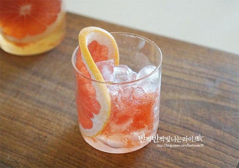 유리잔에 얼음과 청 3~4 큰 술 넣고 탄산수를 부어주면 여름철 시원한 자몽에이드 만들기까지 완성입니다. 따뜻한 물을 부어주면 차로도 맛보실 수 있어요. 과일 조각과 허브를 곁들여주면 근사한 홈카페 메뉴가 된답니다. 더운 날엔 시원한 에이드로, 추울 땐 따뜻한 차로 어떻게 마셔도 잘 어울려요. 드레싱이나 요거트에 곁들여도 좋고요. 영상도 같이 담았어요. 달콤 상큼한 향이 가득~ 3일 숙성한 뒤 맛보니 알알이 톡톡 맛있어요. 손질할 때 씨를 제거해 주는 것과 레몬즙 약간 추가, 설탕비율만 입맛에 맞게 조절하면 맛있게 만들 수 있답니다. 자몽청 만들기 상큼하고 달콤한 자몽에이드까지 시원하고 맛있게 즐겨보세요^^ 끄읕 !
