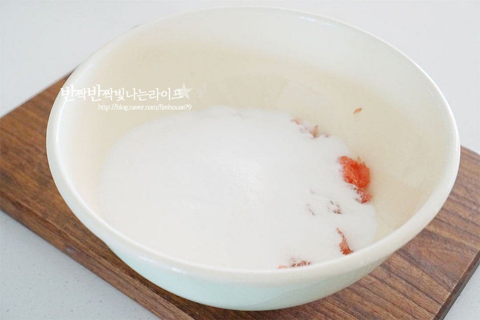 수제 자몽청 만들기 비율은 설탕 1 : 과육 1 입니다. 여기서 단맛을 줄이고 싶다면 0.8 : 1로 넣어주셔도 좋고, 설탕량을 줄이고 꿀을 넣어 만들어도 좋아요. 장기 보관한다면 1:1로 넣어주는 게 변질 없이 두고 먹기 좋고요. 저는 알룰로스설탕 넣어주었어요. 향을 더 풍부하게 만들기 위해 레몬 1/2개 즙을 내어 넣어주었는데요. 레몬즙은 생략 가능하나 넣어주면 산뜻하게 맛이 좋답니다. 설탕을 넣고 가볍게 저어준 뒤 실온에서 녹여줍니다. 녹지 않은 채 냉장고에 넣으면 가라앉아버리기 때문에 반나절 정도 두어 녹여주면 된답니다. 과즙이 많아서 생각보다 금방 녹아요.