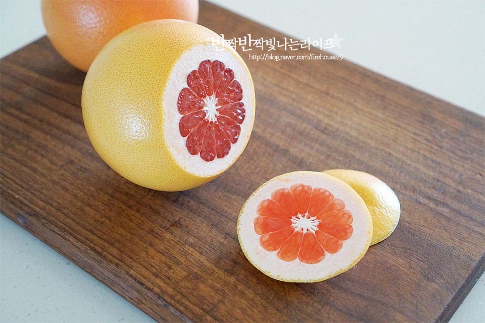 자몽 껍질 까는법을 알려드리도록 할게요~ 우리에게 친근한 오렌지와 비슷하답니다. 양 끝 부분은 넉넉하게 잘라내어 주고요. 껍질부분을 돌려가며 5~6등분 하여 칼집을 넣어줍니다. 과육까지 잘라지지 않도록 칼집을 넣어주어요. 그리고 두꺼운 껍질을 벗겨내어 줍니다. 큼직하게 나누어준 뒤 질긴 속껍질 사이로 가득 채워진 알알이 분리해 주면 된답니다. 살짝 벌려서 분리하면 손쉽게 되어요. 이때 중요한 팁이 하나 있어요~ 중심 쪽으로 모여있는 하얗고 작은 씨를 꼼꼼하게 제거해 주는 것인데요. 씨가 들어가면 쓴맛이 날 수 있어 이 과정에서 꼭 제거해 주는 게 좋습니다. 과육을 분리해 주면 나머지 요리 과정은 심플합니다. 상큼한 향이 가득한 게 그대로 먹어도 맛있어요.