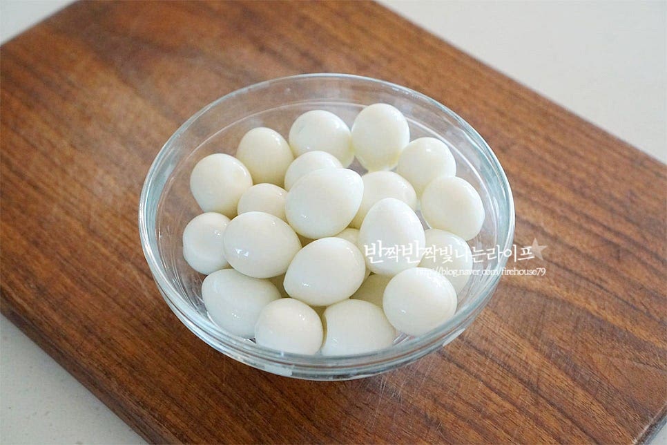 깐메추리알을 준비했어요. 가볍게 체에 밭쳐 흐르는 물에 씻어 물기를 털어줍니다. 직접 삶으신다면 소금과 식초를 넣고 삶아주시면 됩니다. 꽈리고추는 꼭지를 제거한 뒤 깨끗하게 씻어 준비해요. 특유의 향긋함을 살리기 위해 포크로 찔러 넣으셔도 좋고 길이에 따라 반으로 자르시면 됩니다. 저는 아이가 조금 매워해서 향만 내려고 포크로 몇 변 찔러주었어요. 통마늘과 함께 표고버섯도 같이 준비했어요. 기호에 따라 새송이버섯도 좋아요. 표고가 들어가면 향긋하고 식감이 고기처럼 쫄깃한 게 맛이 좋아요.