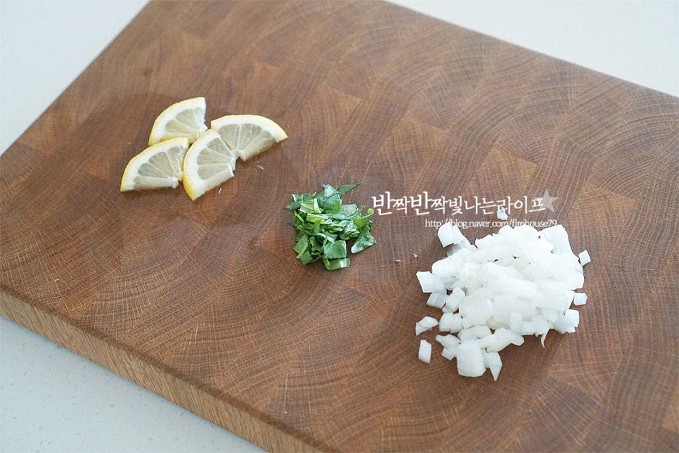 향긋한 풍미를 더해줄 재료로 바질과 양파, 레몬을 준비합니다. 바질과 레몬의 산뜻함과 햇양파의 달큰한 아삭한 식감이 마리네이드의 맛을 더 살려줍니다.