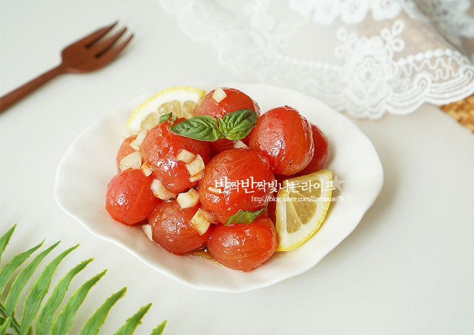 소스에 절인 뒤 먹으면 완성입니다. 버무린 뒤 밀폐통에 담아 냉장고에서 반나절 정도 차갑게 숙성한 뒤 먹으면 시원한 맛이 상큼하게 퍼지면서 더욱 맛있게 즐길 수 있어요. 영상도 같이 담았어요. 토마토 마리네이드를 담은 뒤 허브나 레몬을 곁들이면 풍성합니다. 생바질이 없다면 가루로 대체 가능하나 바질잎을 적당하게 넣어주면 향미를 더 깊게 완성할 수 있습니다. 간단한 레시피로 여름철 입맛 돋우는 상큼하고 향긋한 요리를 맛있게 만들어드세요. 끄읕 !
