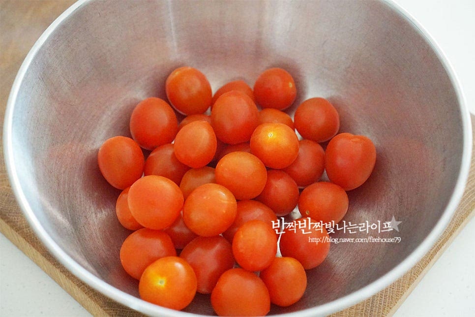 한입에 쏙 들어가는 방울토마토를 준비했어요. 크기가 작아서 먹기도 좋으며 새콤달콤한 과즙을 더 풍부하게 맛볼 수 있는데요. 먼저 꼭지를 제거해 줍니다. 잠길 정도로 물을 붓고 식초 1 작은 술 정도를 희석한 뒤 담갔다 흐르는 물에 꼼꼼하게 씻어줍니다.
