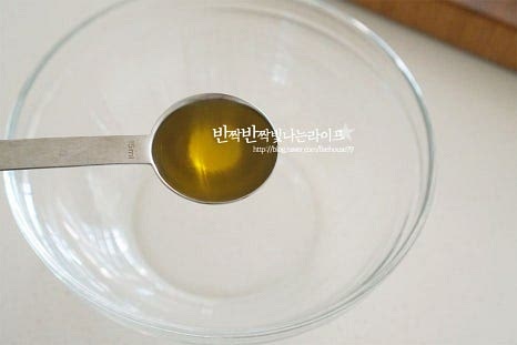 넉넉한 크기의 볼에 절임소스를 만들어요. 올리브오일 3 큰 술, 발사믹 식초 2 큰 술 레몬즙 1 큰 술, 꿀 1 큰 술 소금과 후추 약간 넣어줍니다. 발사믹식초는 화이트도 좋으며 레몬즙과 함께 신맛에 따라 더해주고, 새콤한 정도에 따라 꿀로 단맛 감칠맛을 첨가해 줍니다. 레몬즙이 들어가서 새콤달콤 향이 더 좋아요.