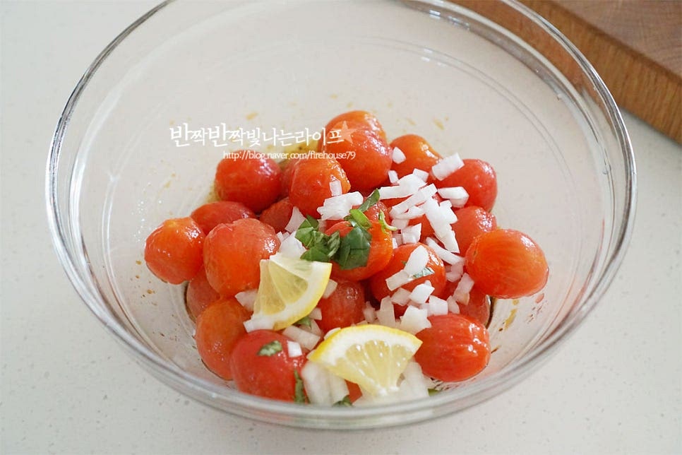 만든 소스에 토마토와 양파, 바질 레몬 조각을 넣어줍니다. 골고루 어우러지도록 버무려줍니다.