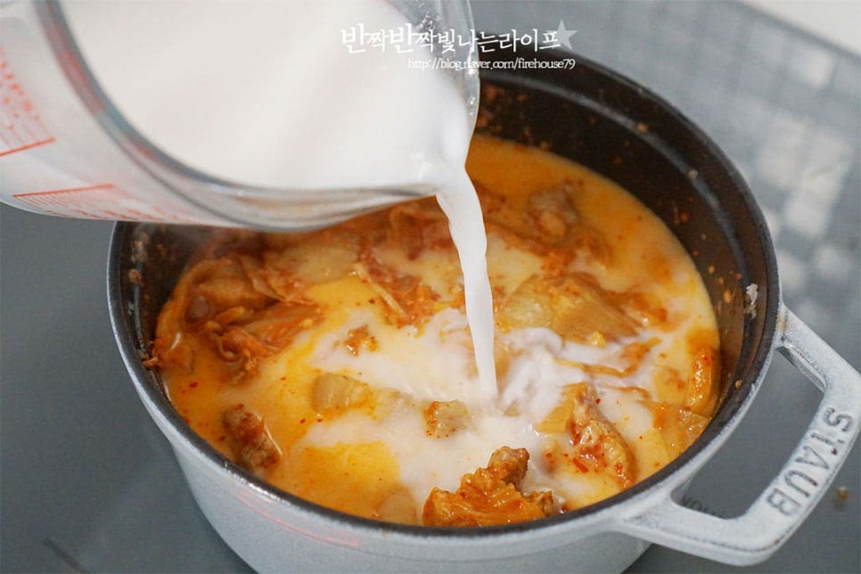 김치를 3~5분 나른하게 볶아지면 시판 사골육수를 부어줍니다. 김치찌개 국물맛은 물이나 멸치 육수로도 맛을 낼 수 있는데 사골을 활용하면 간단하면서 진하게 끓일 수 있어요. 자작한 정도로 부어주고, 냄비에 따라 양을 조절해 주세요. 끓어오르면 참치액 1 큰 술을 넣어줍니다. 시판 종류에 따라 간이 되어있는 것도 있어 짠맛에 맞추어 추가 양념을 넣어주세요. 한소끔 보글보글 끓여줍니다. 재료가 푹 끓여지면 부족한 간은 소금으로 더해주고, 두부를 넣어줍니다. 2분 정도 끓인 뒤 대파와 고추를 넣고 마무리해요. 김치가 들어간 매콤하고 얼큰한 국물이 사골육수를 넣어 더 진하고 깊은 맛을 느낄 수 있어요. 별다른 반찬 없이 찌개 하나만 있어도 밥 한 공기 뚝딱 먹게 만들죠. 영상도 같이 담았어요. 푹 익은 김치와 고소한 돼지고기가 어우러져 푸짐함을 물론 한 끼 든든한 요리에요. 간단하고 맛깔나는 레시피라 누구나 쉽게 만들 수 있고요. 얼큰한 국물이 깊고 진한 돼지고기 김치찌개 맛있게 끓이는법 묵은지와 진한 사골육수를 넣고 맛있게 요리해드세요^^ 끄읕 !
