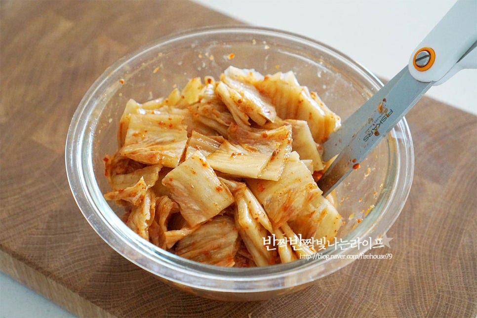 김치찌개는 잘 익은 신김치 또는 푹익은 묵은지로 끓여야 먹을수록 깊고 진한 맛이 풍부한데요. 묵은지는 김칫소를 덜어낸 뒤 한 입 크기로 먹기 좋게 잘라줍니다. 가위를 활용하면 보다 간편해요. 기본적으로 잘 어울리는 돼지고기는 살코기와 비계가 적당히 섞어야 고소하면서 쫄깃한 식감이 맛있어요. 찌개용 부위를 준비하여 핏물을 제거해 줍니다. 대파와 고추는 어슷하게 썰고, 두부도 큼직하게 잘라줍니다. 매운맛에 따라 고추를 더해주세요. 돼지고기 김치찌개맛있게끓이는법