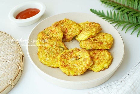 노릇하게 완성된 팽이버섯요리는 푸짐하게 접시에 담은 뒤 케첩을 곁들입니다. 반죽에 참치액이 들어가 감칠맛이 있어 그대로 먹어도 고소하지만 아이들 반찬으로 준비할 때는 케첩을 곁들이면 새콤달콤하게 잘 어울립니다. 온가족이 좋아하는 전요리라 팽이버섯 사다 둔 게 있으면 뚝딱 만들기 좋은데요. 오늘은 크래미와 채소를 넣었는데 참치나 햄을 넣고 만들어도 밥반찬으로 좋습니다. 간단하게 만들 수 있는 버섯전만들기 맛있게 만들어드세요. 끄읕 !